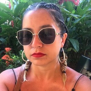 Meet your Posher, Alejandra